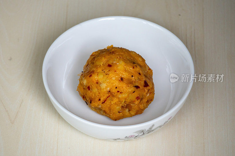 白碗上美味的Aloo Bharta。这是传统的孟加拉食物。它以其简单和美味的味道而闻名。